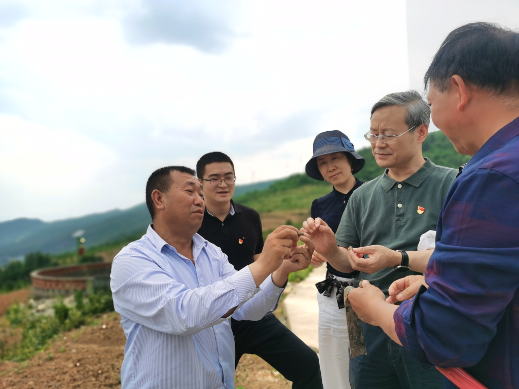 公司領(lǐng)導(dǎo)赴廣元市利州區(qū)開展脫貧攻堅工作 公司領(lǐng)導(dǎo)赴廣元市利州區(qū)開展脫貧攻堅工作