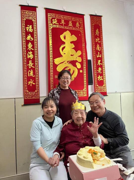 公司為百歲高齡離休干部梁永妙祝壽 公司為百歲高齡離休干部梁永妙祝壽