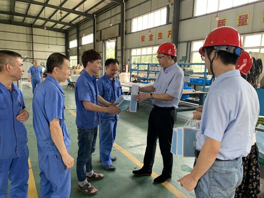 高溫酷暑送清涼 真情關(guān)愛暖人心—成都分院工會(huì)領(lǐng)導(dǎo)親切慰問公司大邑園區(qū)生產(chǎn)一線員工 高溫酷暑送清涼 真情關(guān)愛暖人心—成都分院工會(huì)領(lǐng)導(dǎo)親切慰問公司大邑園區(qū)生產(chǎn)一線員工