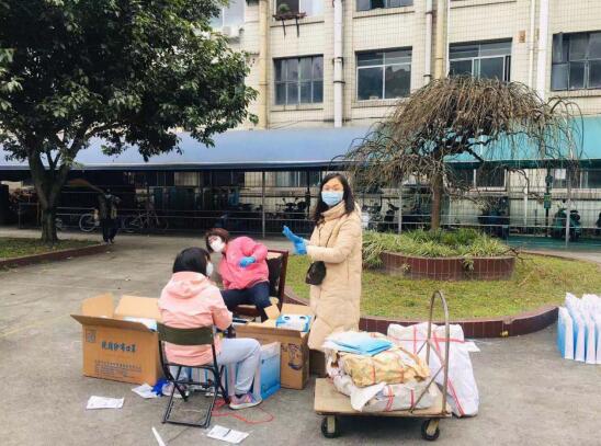 公司精心策劃具有特色防護(hù)慰問(wèn)品 公司精心策劃具有特色防護(hù)慰問(wèn)品