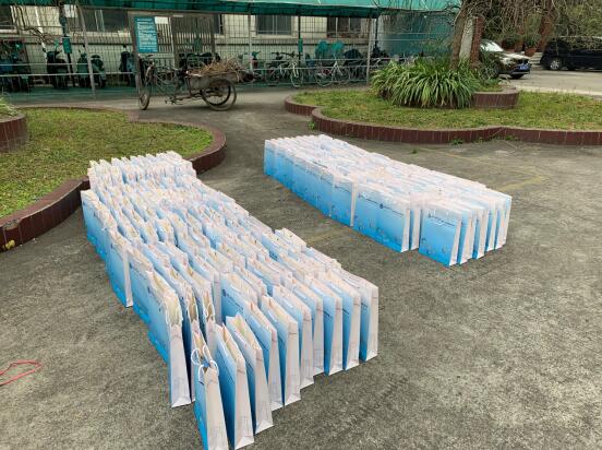 公司精心策劃具有特色防護(hù)慰問(wèn)品 公司精心策劃具有特色防護(hù)慰問(wèn)品