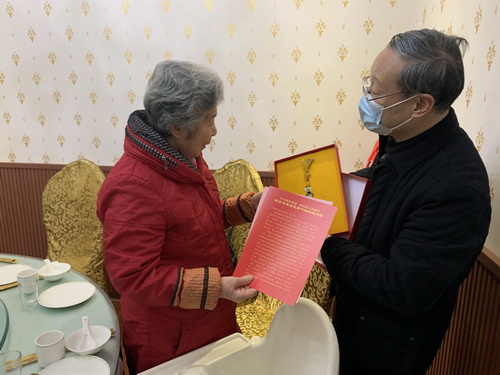 公司開展走訪慰問離退休老同志活動(dòng) 公司開展走訪慰問離退休老同志活動(dòng)