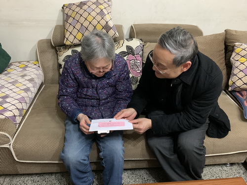 公司開展走訪慰問離退休老同志活動(dòng) 公司開展走訪慰問離退休老同志活動(dòng)