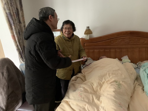 公司領導慰問離退休老同志 公司領導慰問離退休老同志